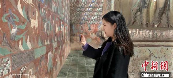 图为参观游览虚拟莫高窟第257窟。敦煌研究院供图