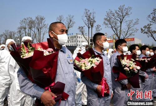 吴常伟等7勇士归队后，与“战友”们同唱国歌?！≈熘靖?摄