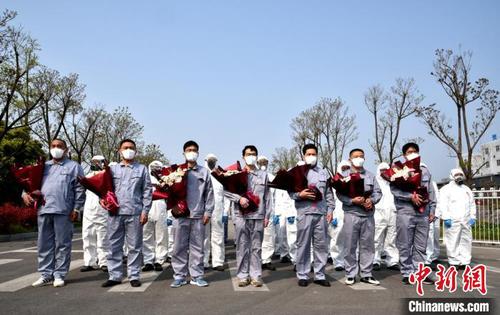 蓝天下，危废中心100余名职工一起参加升国旗仪式?！≈熘靖?摄