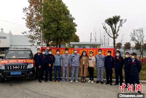 荆州当地公司及员工送别徐州驰援湖北勇士。危废中心 供图