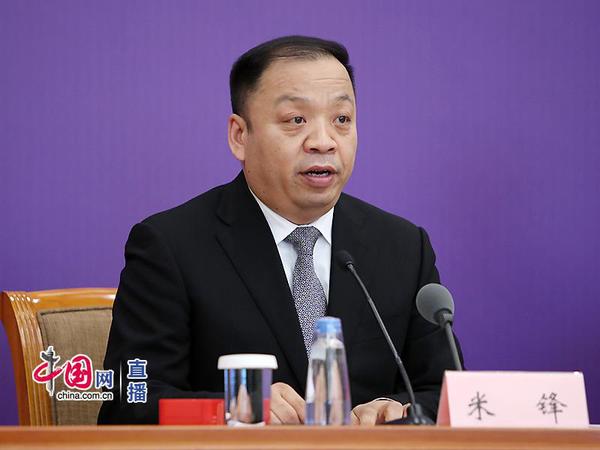 国家卫生健康委新闻发言人、宣传司副司长米锋主持会议