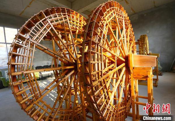 图为段怡村双手打造的黄河水车。　高康迪 摄