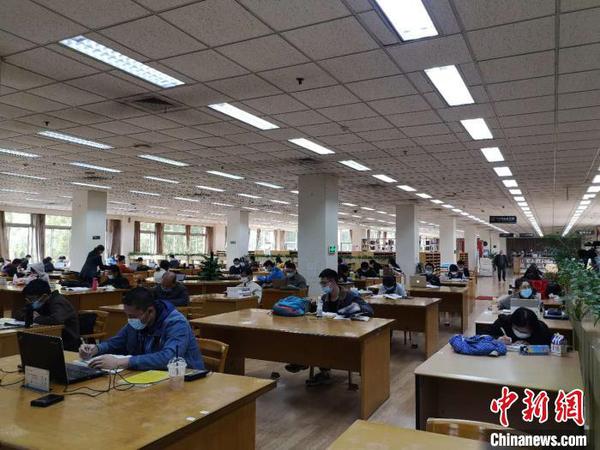 浙江图书馆内，读者在阅读?！⊥τ?摄