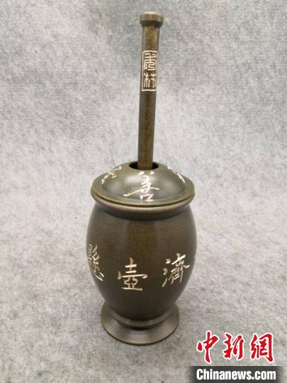 铜雕抗疫作品《悬壶济世》。受访者供图