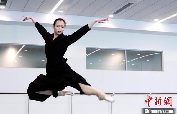 芭蕾舞演员排练过程 汤彦俊 摄 芭蕾舞演员排练过程 汤彦俊 摄