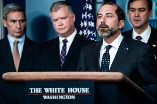 卫生和公共服务部长亚历克斯·阿扎尔（Alex Azar）于1月31日在白宫举行的关于冠状病毒的简报中发表了讲话。图源：华盛顿邮报