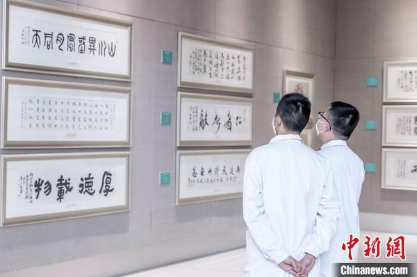 陈列的抗疫书画作品。视觉江苏供图