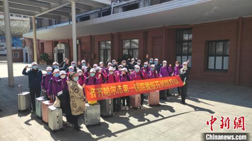 图为医疗队准备出发?！」峁?摄