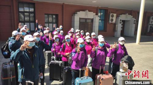 图为医疗队准备出发?！」峁?摄