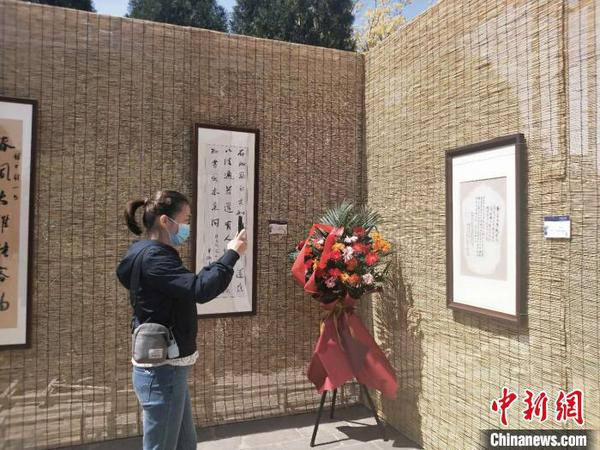 百余幅书法作品亮相千年古刹双塔寺。　杨佩佩 摄