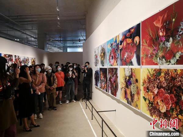 市民参观展览。　唐小晴 摄