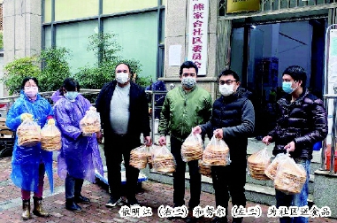 依明江(右三)和努尔(左三)为社区送食品 依明江(右三)和努尔(左三)为社区送食品