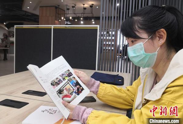 图为社区工作人员阅览书籍?！×跤裉?摄