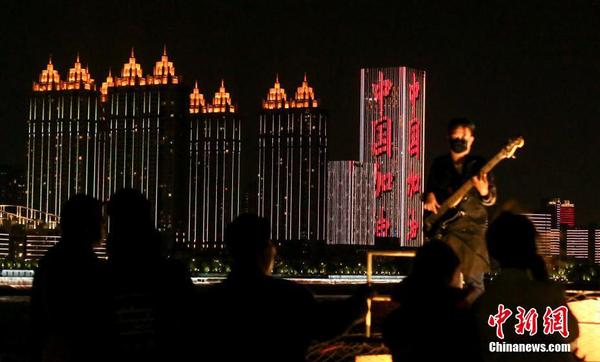 武汉知音号复航 致敬白衣天使