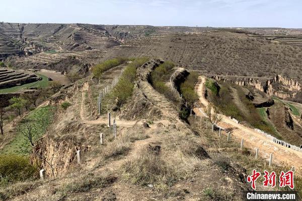 目前，专业工人已将长城本体用围栏全部围护?！±钆迳?摄