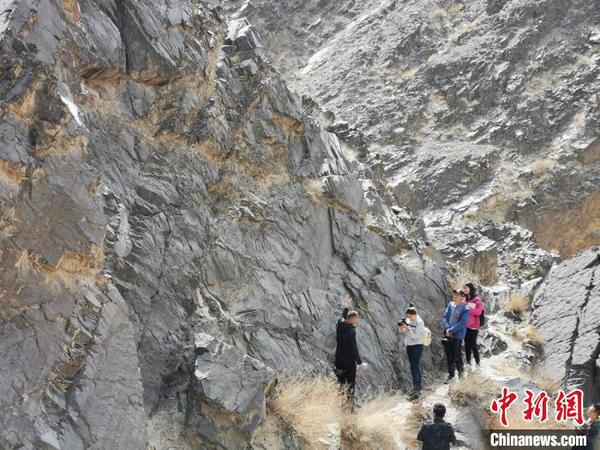 走进嘉峪关黑山摩崖探访石头上的“史书”