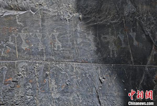 头戴类似羽毛装饰的32个人形态不一，有单臂独舞的，还有双手插在腰间，点线勾勒间记录了一场大型祭祀祈福现场?！⊙钛廾?摄