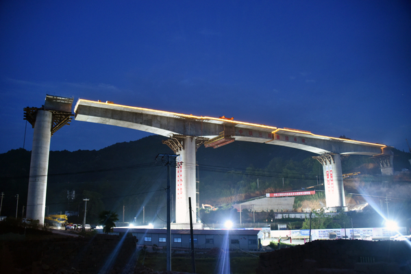 特大桥成功转体 特大桥成功转体