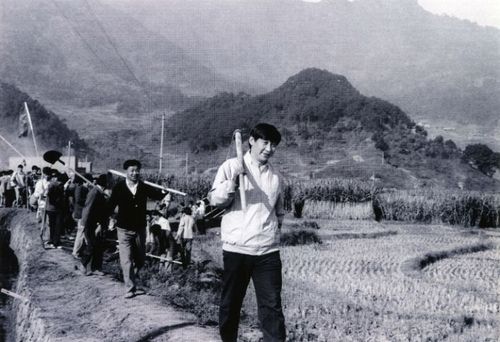 ▲1989年，时任福建宁德地委书记的习近平带领地直机关千余名干部到水利工地参加修整水渠劳动。