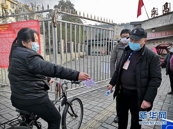 　禹龙小区门口，居民进出需出示“通行证”。