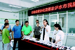     2019年6月，云南省政协社法委组织政协委员赴怒江州泸水市民族中学开展健康扶贫工作，向当地学校捐赠爱心眼镜?！⊥跸簟∩? title=