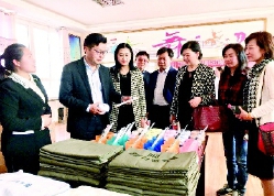     云南省政协港澳委员深入昭通市大关县开展脱贫攻坚调研。    2018年11月，楚雄州政协调研组深入农户家中共商脱贫计划?！∨苏裎啊∩? title=