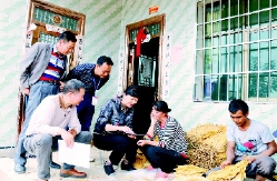     怒江州政协到脱贫攻坚重点村——兰坪县营盘镇恩罗村开展“百日攻坚”大督查工作。　罗金合　摄