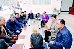     云南省政协脱贫攻坚助推行动领导小组办公室成员深入一线调研。　伏自文　摄