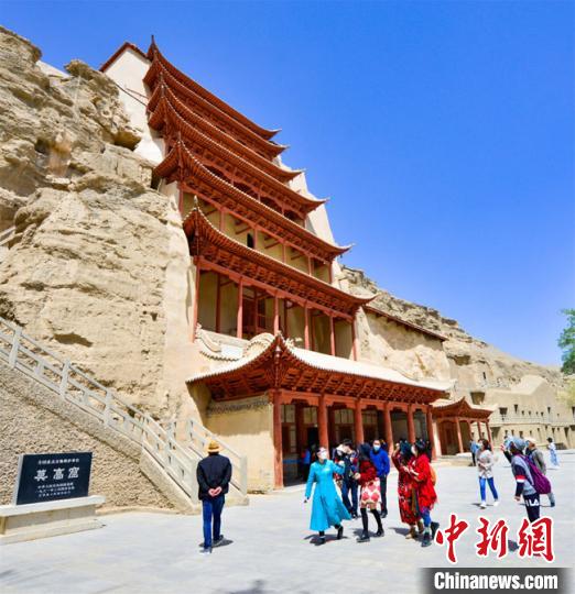 5月10日，游客有序在敦煌莫高窟景区参观游览?！⊥醣笠?摄