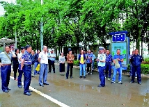     晋宁区政协副主席肖子建、李永红等视察交通安全工作。