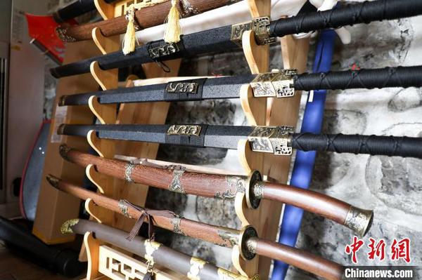 工作室陈列的宝剑?！×醵魅?摄