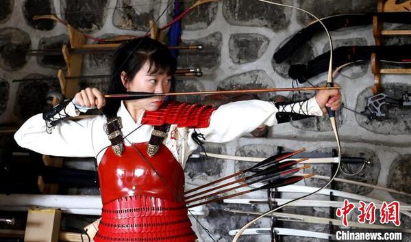 披甲拉弓的胡雅洁。　刘恩权 摄