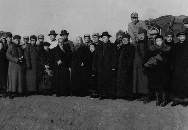 民主人士一行穿越山东解放区途中留影 民主人士一行穿越山东解放区途中留影