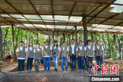 考古人员在饶河小南山遗址合影。双鸭山市委宣传部供图