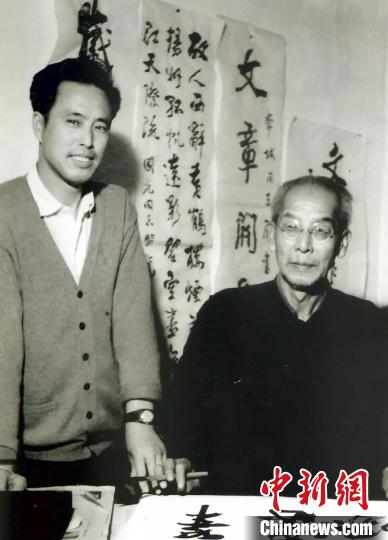 姚哲成与恩师沈延毅合影。姚哲成 供图