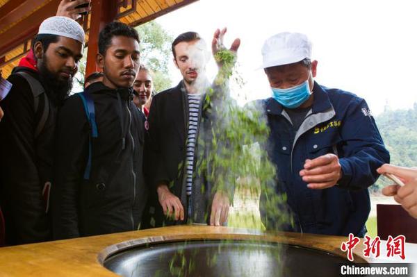 重庆巴南发“请帖”邀外国友人一起“游乡村、学非遗”