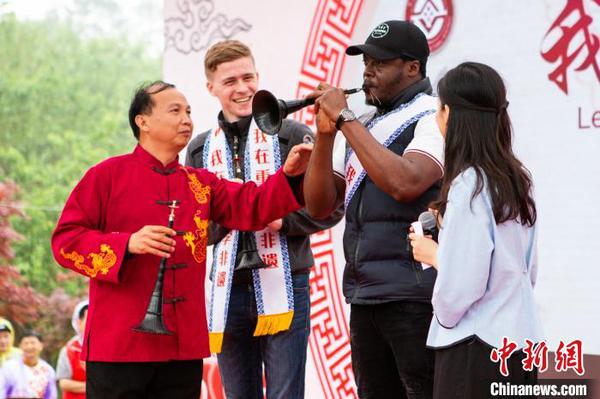 图为非遗传承人教授“洋徒弟”唢呐技艺。　何洲行 摄