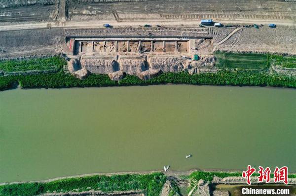 寨卞东南遗址呈长方形，长约190米，宽约80米。遗址北部为现代耕地，南部为现代河堤?！『阂?摄