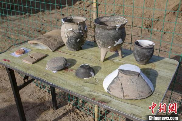 清理地层及遗迹过程中，出土小件和标本84件，其中瓷器残片39件，多为宋金之明清时期，器形以碗为主?！『阂?摄