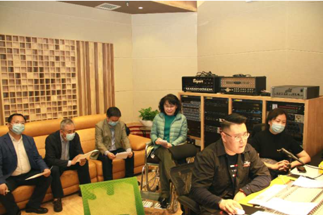 图为张海迪在录音棚指导歌曲录制 图为张海迪在录音棚指导歌曲录制