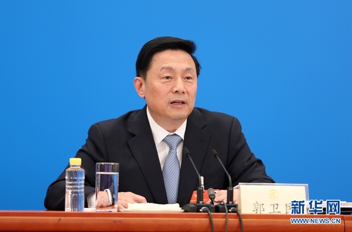 5月20日，全国政协十三届三次会议召开新闻发布会。大会新闻发言人郭卫民向中外媒体介绍本次大会有关情况并回答记者提问。图为大会新闻发言人郭卫民回答记者提问。 新华网记者 王翰林 摄