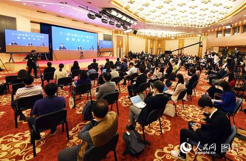 5月21日21时40分十三届全国人大三次会议在人民大会堂新闻发布厅举行新闻发布会，由大会发言人就大会议程和人大工作相关问题回答中外记者提问。人民网记者 翁奇羽 摄
