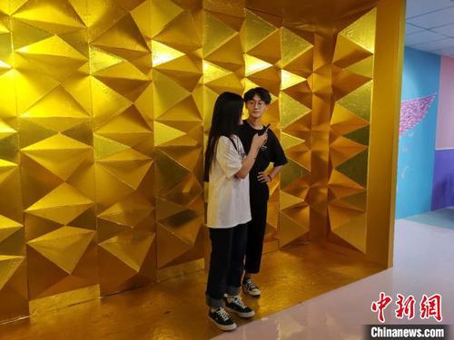 图为正在减压馆内拍照的情侣?！『卵Ь?摄