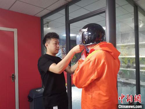 图为门金文为顾客做防护?！『卵Ь?摄