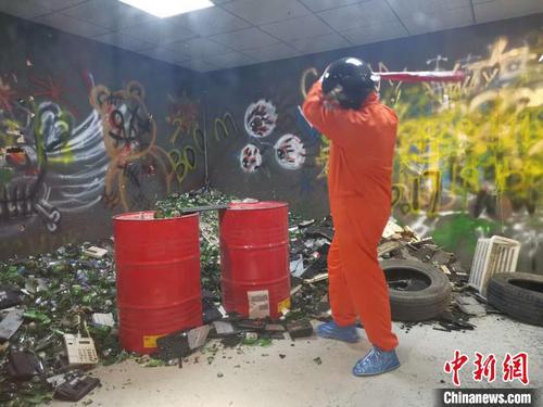 5月22日下午，记者在减压馆内看到，馆内共设30余个场景，顾客们可以通过撒钞票、摔枕头、骑单车、冥想、倾诉等多种方式进行解压?！『卵Ь?摄