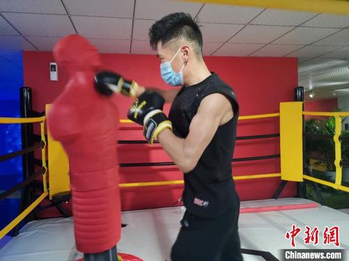 特地到减压馆打拳的济南市民金刚告诉记者，由于疫情期间不能外出工作、整日憋在家中只能刷手机，不仅导致他缺乏锻炼、身体素质变差，也造成了很大心理压力?！『卵Ь?摄