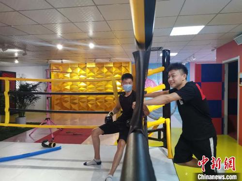 图为门金文和顾客聊天?！『卵Ь?摄