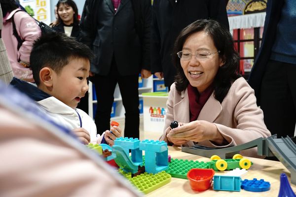 江苏省副省长、民革江苏省委会主委陈星莺与孩子们亲切交谈