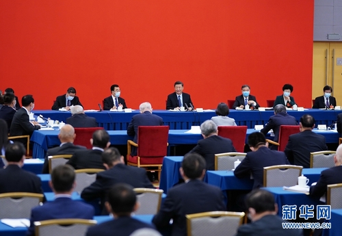 　5月23日上午，中共中央总书记、国家主席、中央军委主席习近平看望参加全国政协十三届三次会议的经济界委员，并参加联组会，听取意见和建议。中共中央政治局常委、全国政协主席汪洋参加看望和讨论。 新华社记者 谢环驰 摄