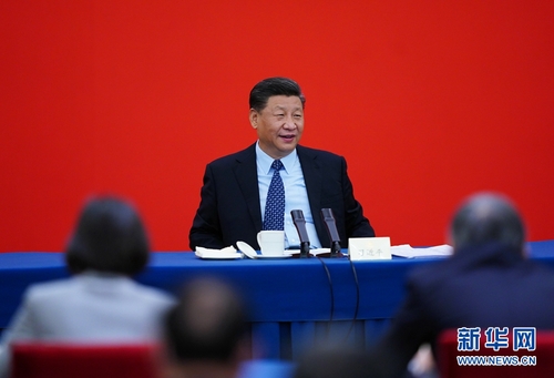 　　5月23日上午，中共中央总书记、国家主席、中央军委主席习近平看望参加全国政协十三届三次会议的经济界委员，并参加联组会，听取意见和建议。中共中央政治局常委、全国政协主席汪洋参加看望和讨论。 新华社记者 谢环驰 摄